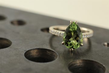 Ring aus Weißgold mit Turmalin und Diamanten